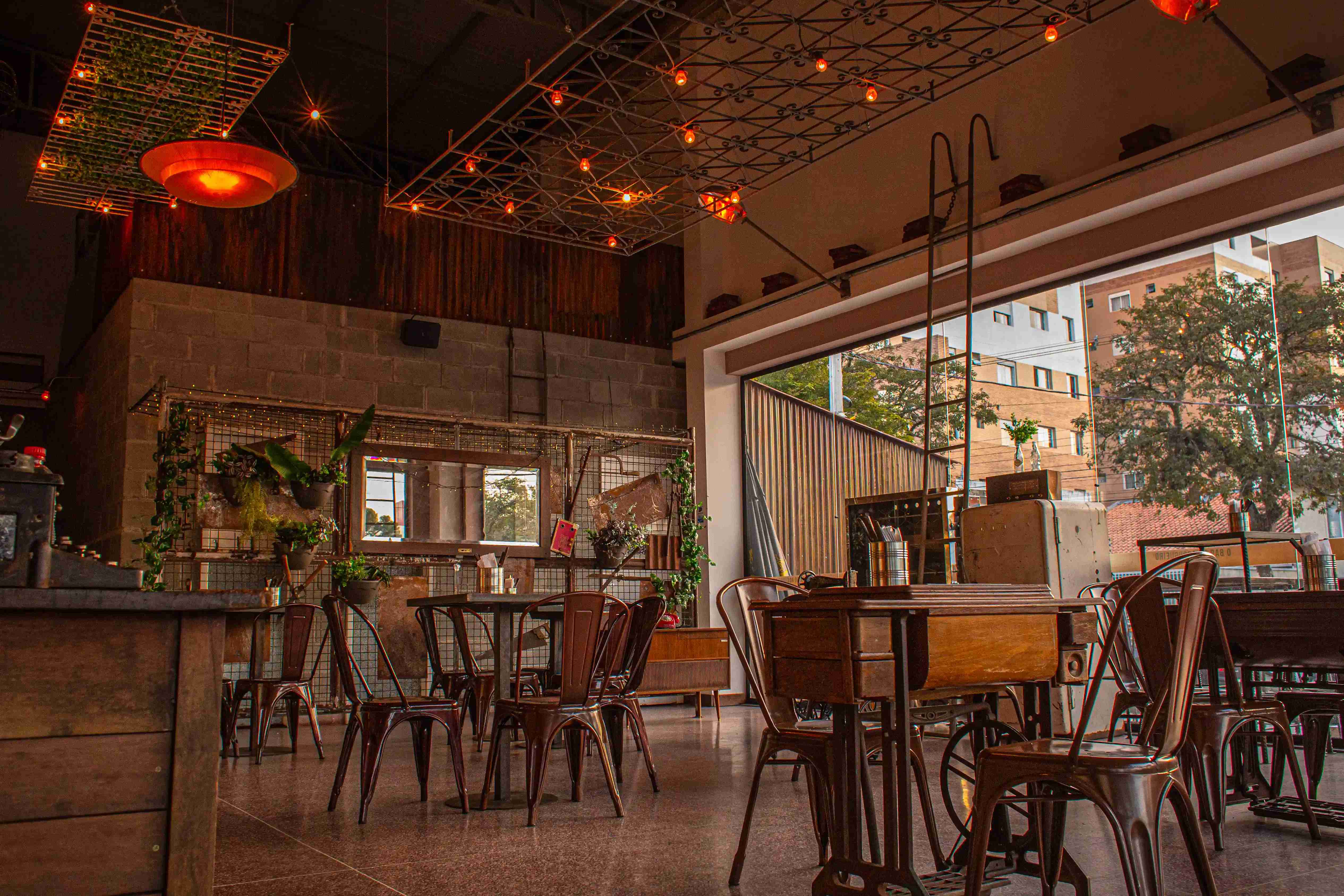 Ambiente rústico e aconchegante com tijolos à vista - Bar Curitiba