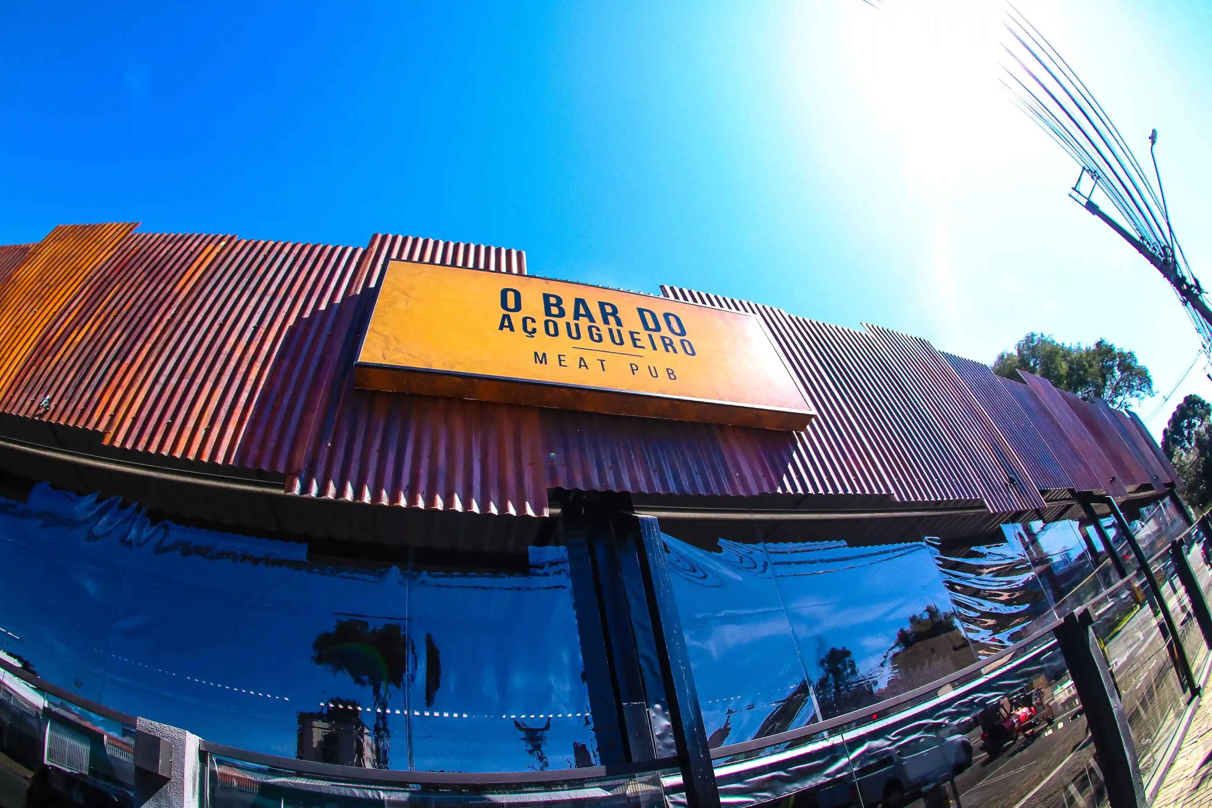 Fachada do Bar do Açougueiro em Curitiba - ambiente rústico com tijolos